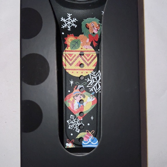 New!! 2023 Disney Holiday Classic Mickey and Friends MagicBand+ - Picture 7 of 11